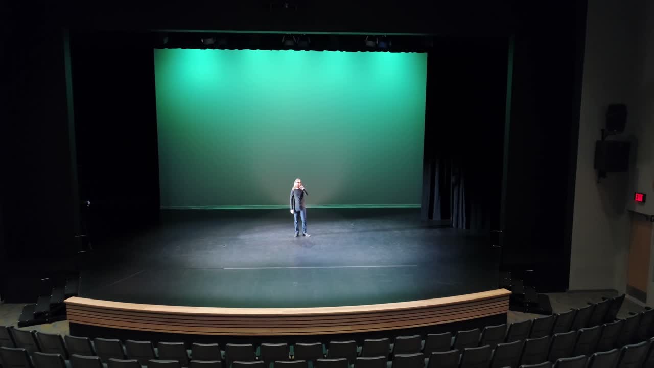 cantante cantando en el escenario 4k