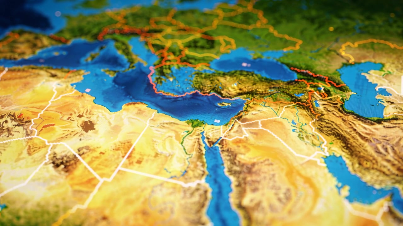 Telecamera che si inclina rivelando una mappa in rilievo 3D del Mediterraneo, mostrando il delta del Nilo, il Canale di Suez e le linee di percorso.