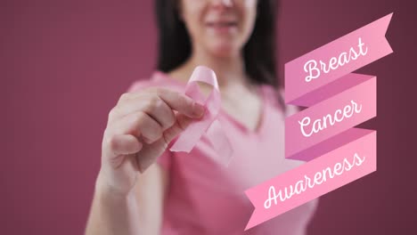 animación del texto de concienciación sobre el cáncer de mama sobre una mujer caucásica con una cinta rosa sobre un fondo rosa