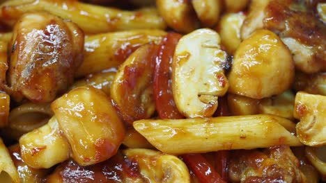 pasta de penna con pollo, setas y pimientos