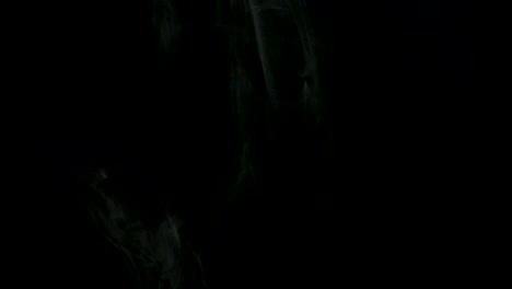 patrones de humo abstractos sobre un fondo negro