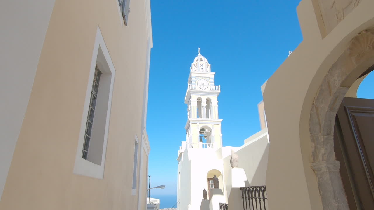 imágenes de recorrido de una iglesia en el pueblo de santorini grecia en cámara lenta