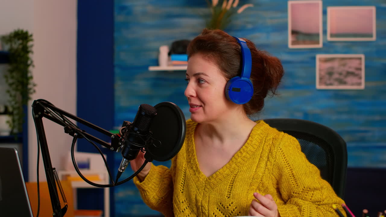 Podcaster optager online show i et studie med hovedtelefoner