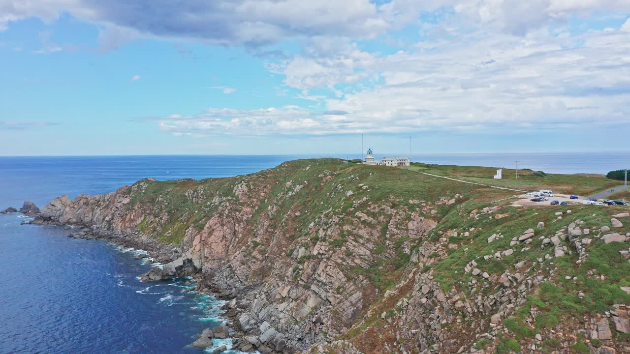 пролет над маяком эстака де барес в галисии, север испании, вид на скалы и море