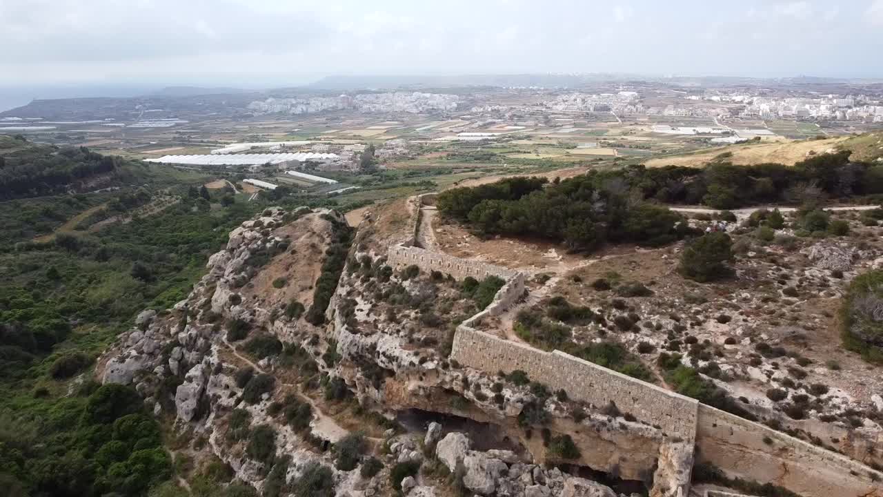 vista aérea de las líneas victoria, isla de malta, europa