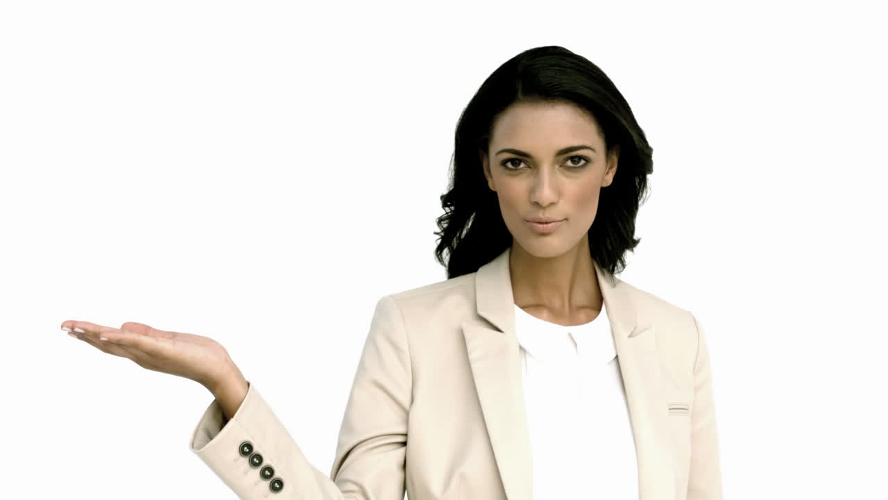 mujer de negocios chasqueando los dedos y tendiendo la mano