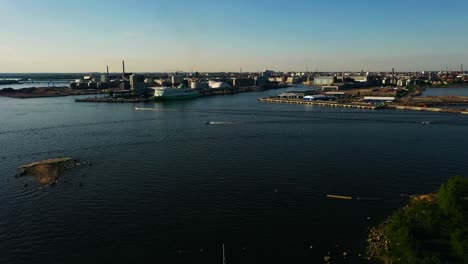 Vista-Aérea-Que-Se-Eleva-Desde-La-Isla-Pihlajasaari,-Con-Vistas-A-Los-Barcos-Frente-A-Helsinki,-Finlandia---Ascendente,-Disparo-De-Drones