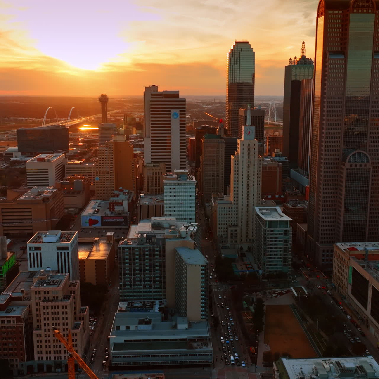 Vista fantástica da paisagem urbana de Dallas na hora dourada. Cidade vibrante em filmagem de drone ao pôr do sol