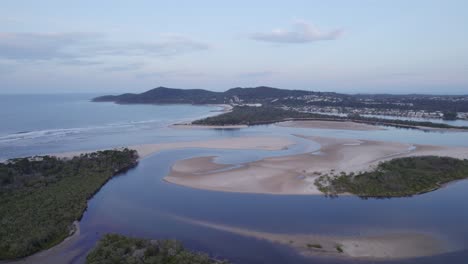 Antena-Del-Estuario-Del-Río-Noosa-Y-La-Laguna-Al-Atardecer,-Queensland,-Australia---Disparo-De-Drones