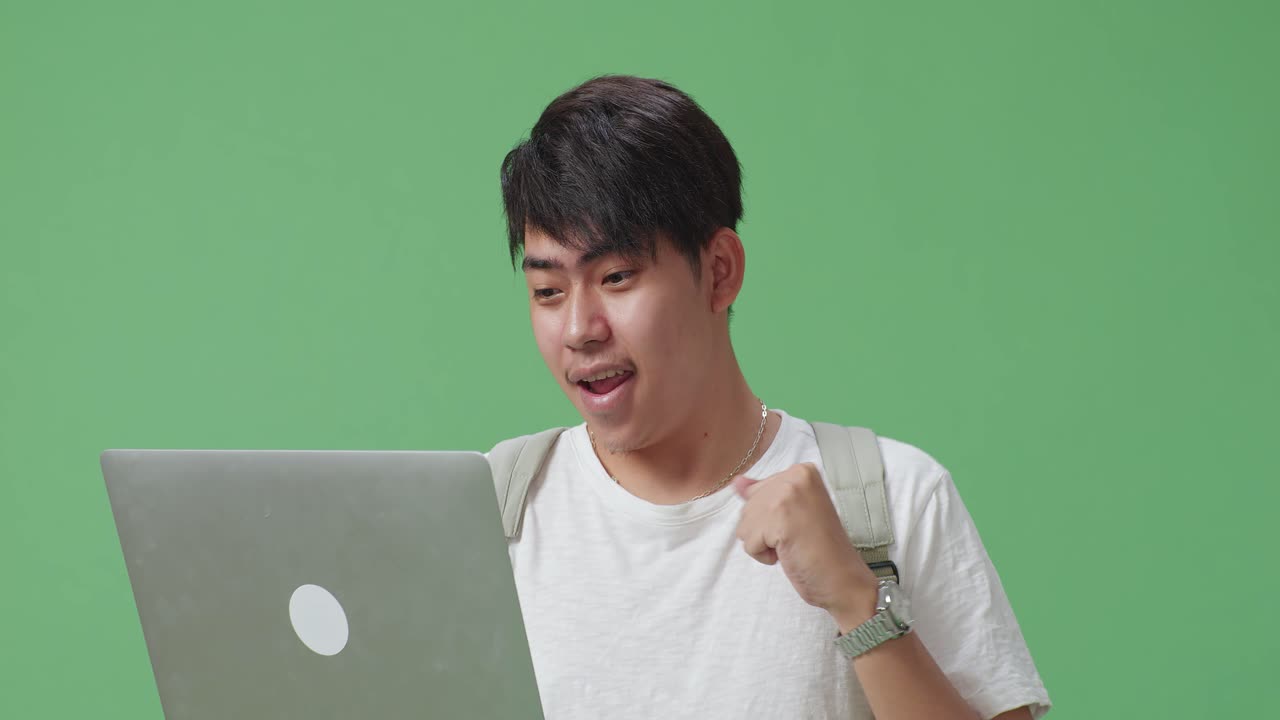 노트북을 사용하는 행복한 학생