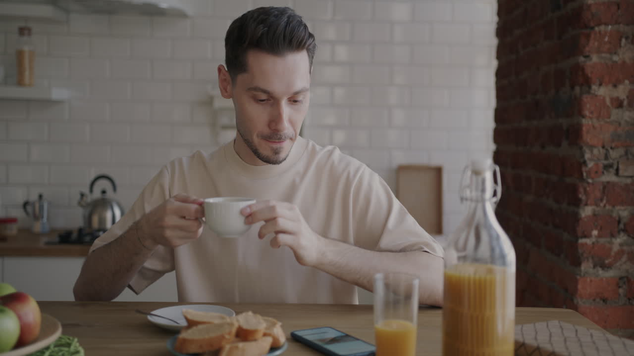 Uomo che fa colazione in cucina