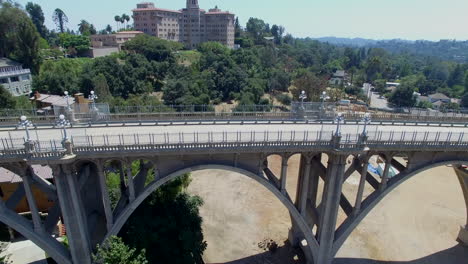 lento movimiento drone tiro de los coches que viajan en el colorado st