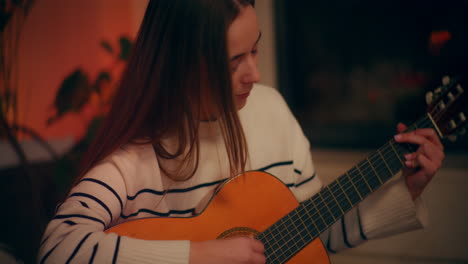 Frau-Spielt-Gitarre,-Schreibt-Lieder-Und-Komponiert-Musik