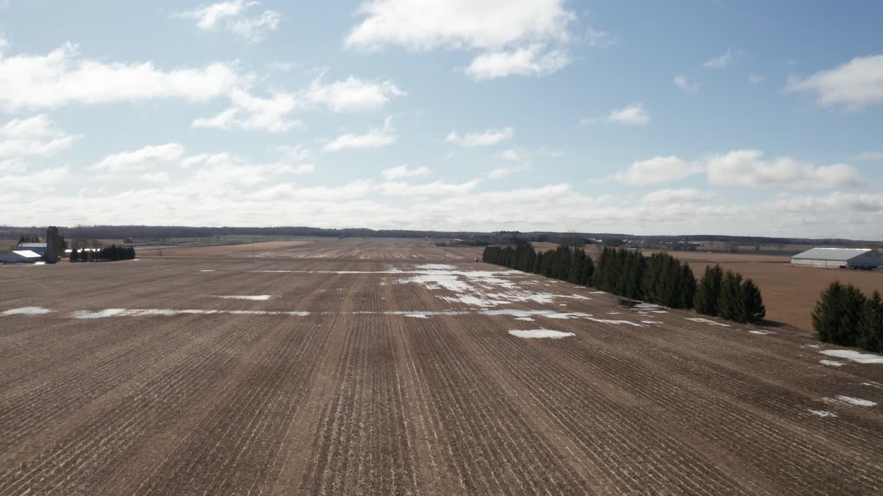 Braune Felder im frühen Frühling, überflutet von Regen und Schneeschmelze, bevor die Aussaat erfolgt.