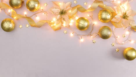 decoración de oro de navidad en la parte superior del tema de plata con luces, flores y adornos de oro.