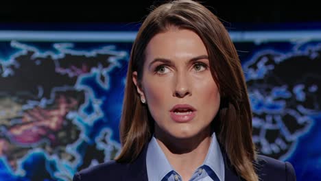 presentador de noticias hablando frente al mapa del mundo