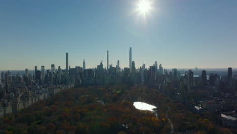 Panoramaaufnahmen-Des-Central-Park-Und-Der-Wolkenkratzer-In-Midtown-Vor-Der-Sonne.-Hinterleuchtete-Herbstansicht.-Manhattan,-New-York-City,-Vereinigte-Staaten