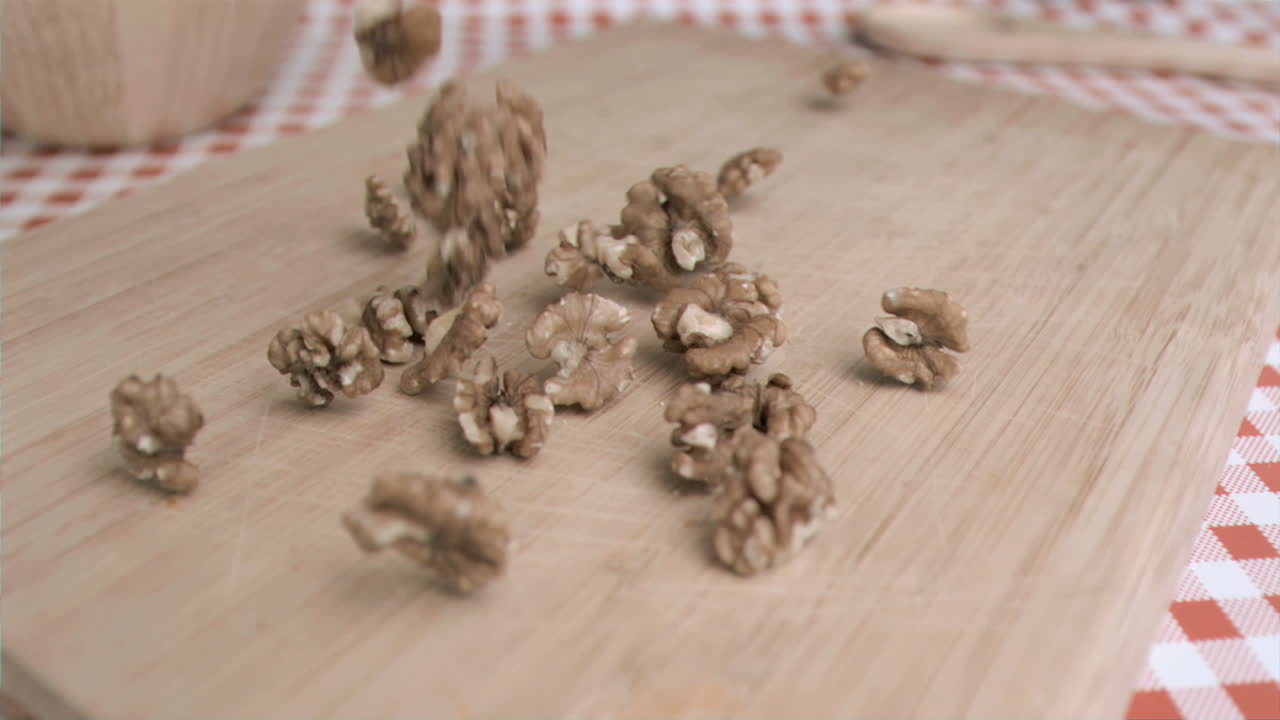 Gherigli di noce che cadono in super slow motion