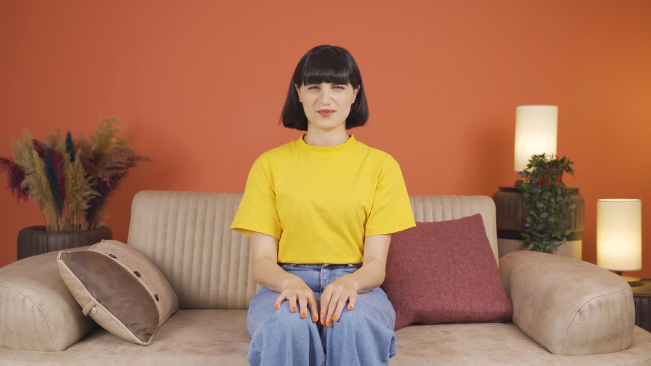 그 여자는 혐오감을 느 ⁇ 습니다.