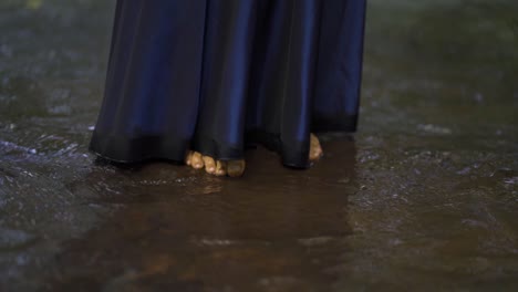 Una-Mujer-Se-Movía-Lentamente-Sobre-El-Río-En-El-Parque-Salto-Encantado-Ubicado-En-Misiones,-Argentina.