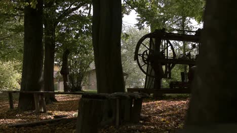 día ventoso de otoño en el museo de equipos agrícolas antiguos en bolonia, italia