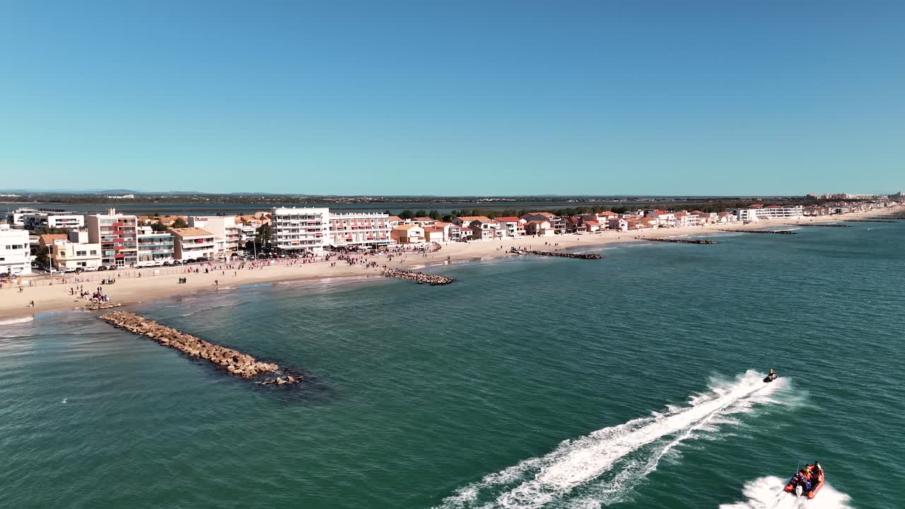 항공: 페리아 페스티벌 기간 동안 물 위에서 제트 스키와 함께 팔라바 레스 플로트