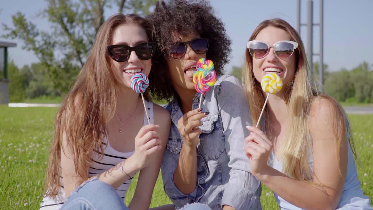 mujeres lamiendo dulces