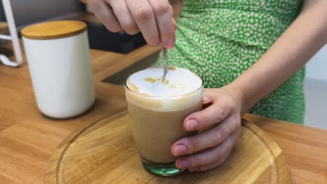 mujer haciendo arte del latte