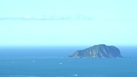 Toma-De-Timelapse-Que-Captura-El-Islote-Keelung-Con-Actividad-De-Barcos-En-El-Agua-De-Mar-Durante-El-Día-Desde-La-Antigua-Ciudad-De-Montaña-De-Jiufen,-Distrito-De-Ruifang,-Nueva-Ciudad-De-Taipei,-Taiwán