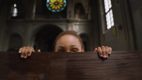 niña pequeña en la iglesia.