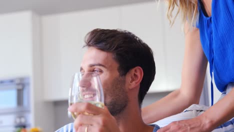 pareja compartiendo copas de vino
