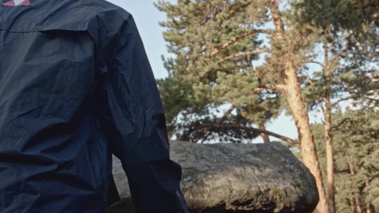 숲에서 산책하는 사람