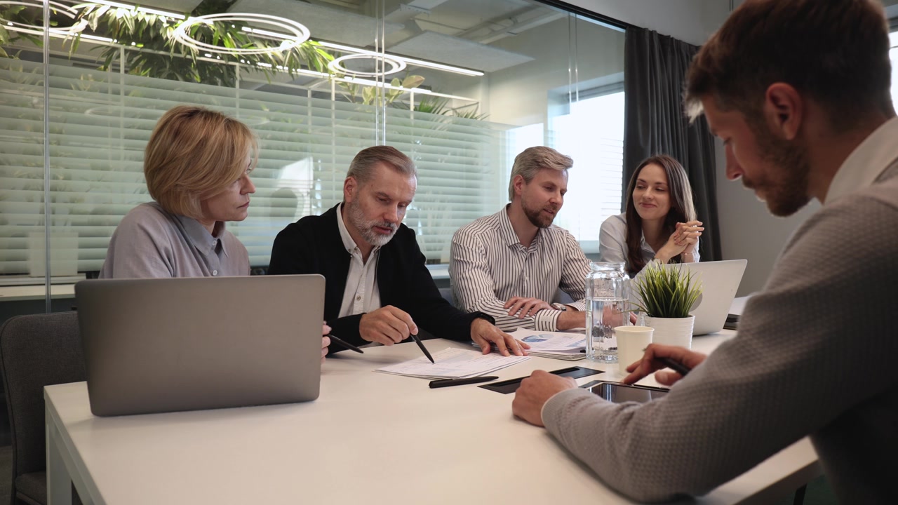 Team aziendale professionale in riunione in un ufficio moderno