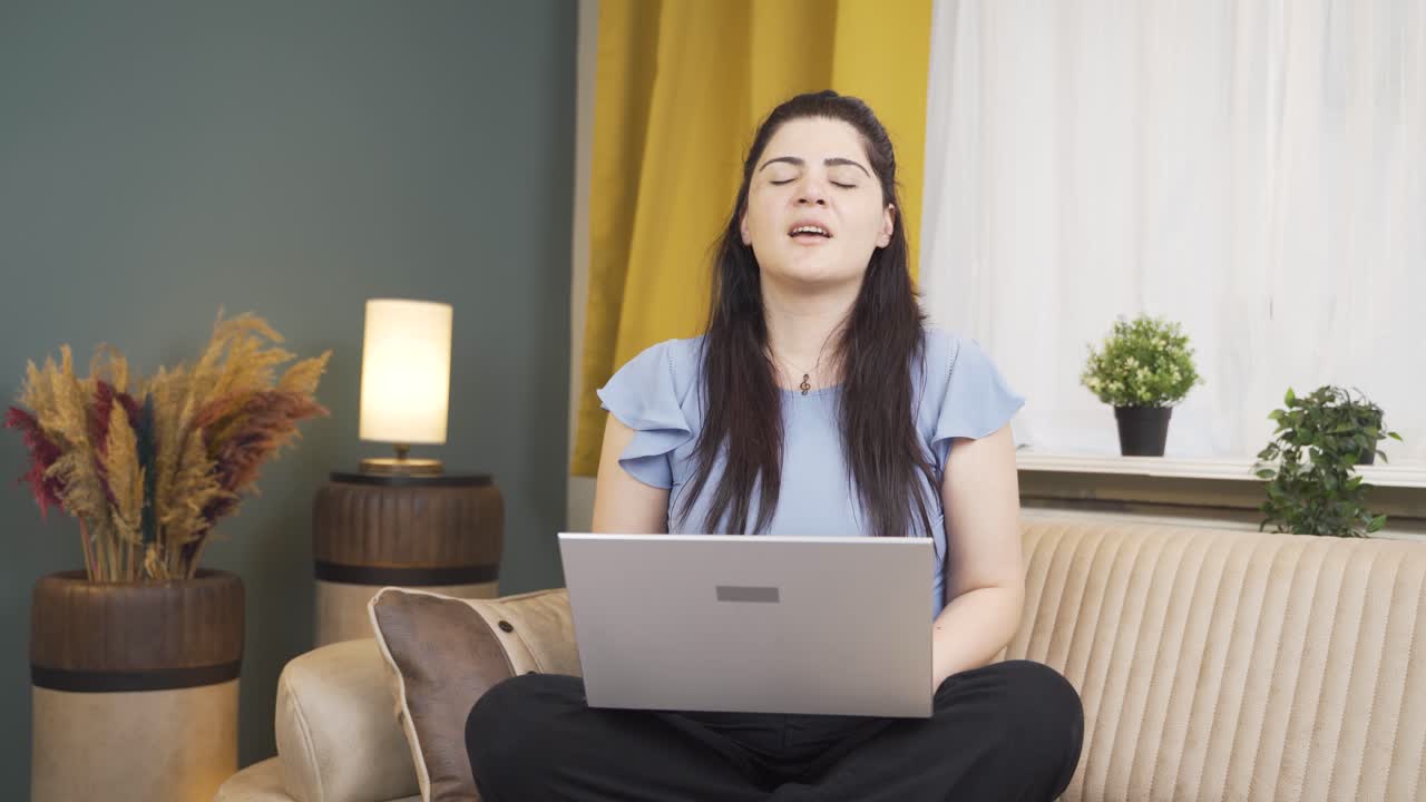 침착하고 평화로운 여성.