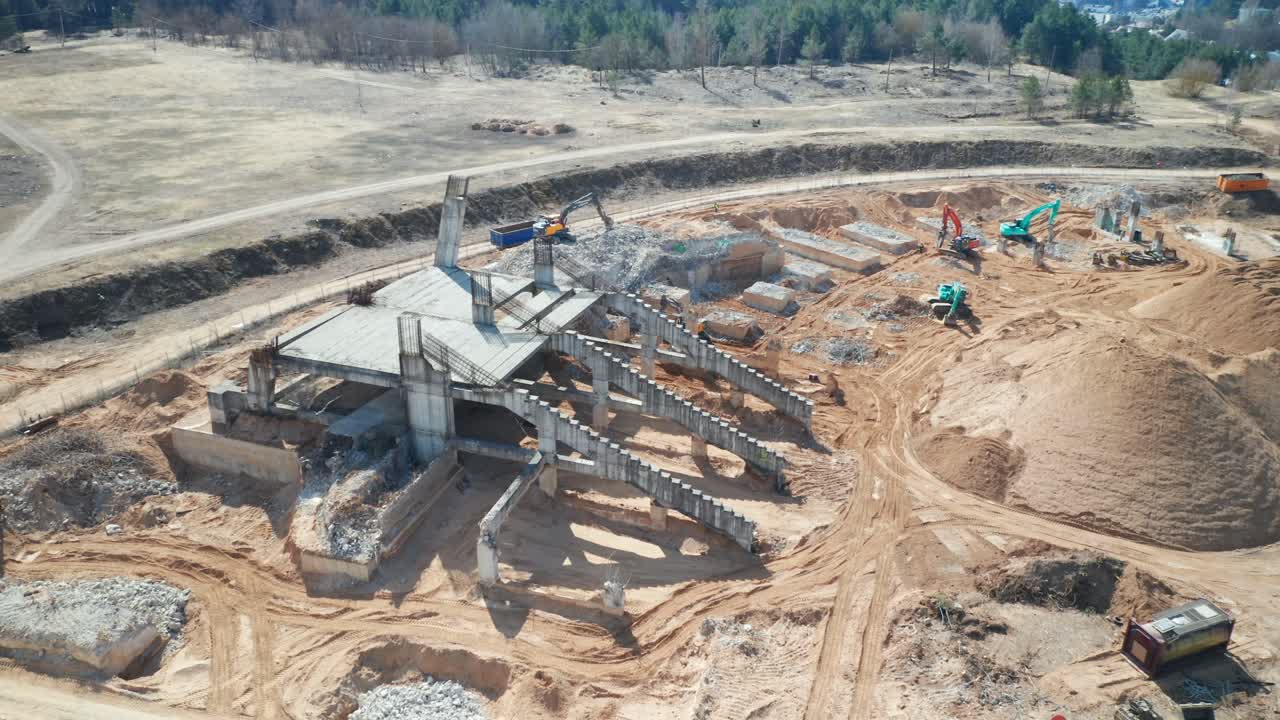 antena: tractores y maquinaria pesada terminan la demolición del estadio nacional en vilnius