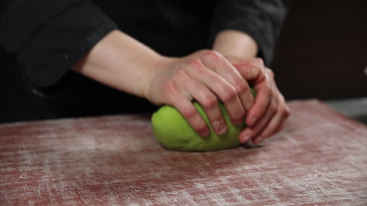 el chef amasa la masa verde