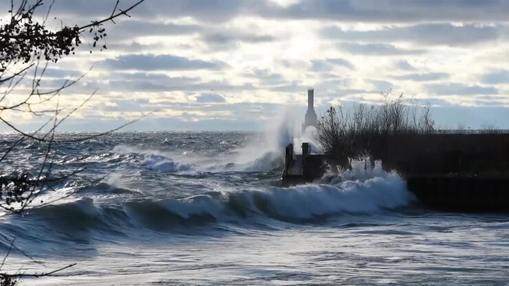 D'énormes vagues du lac Michigan s'écrasent contre le mur du brise-lames