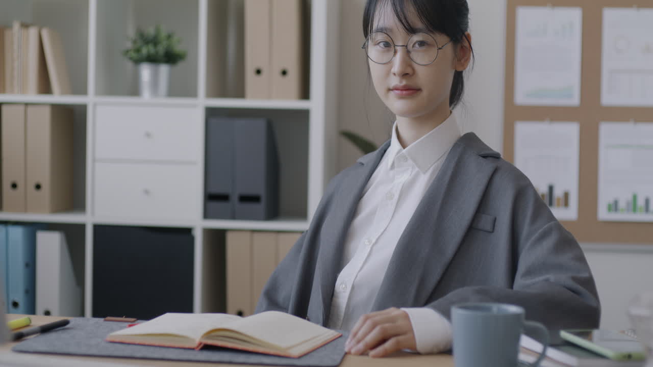 若い 専門家 が 働い て いる
