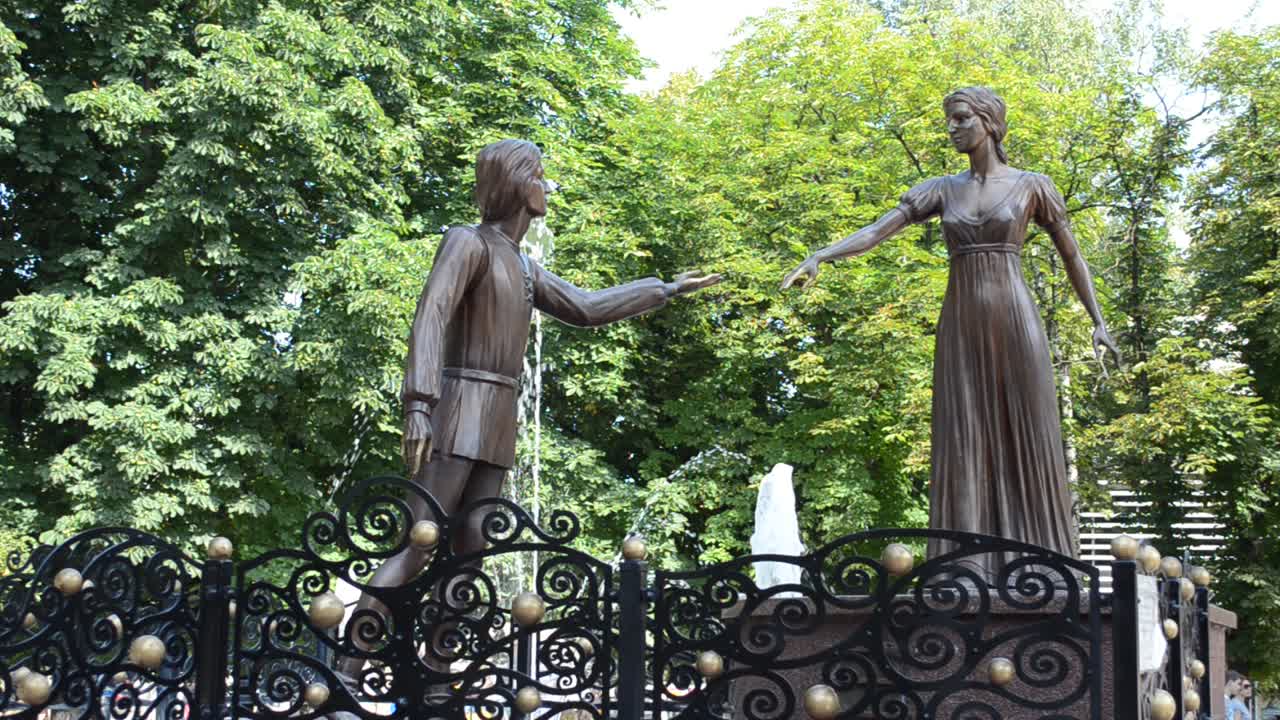 Monument voor geliefden. Lviv, Oekraïne. Fotoshoot in de zomer. Lviv
