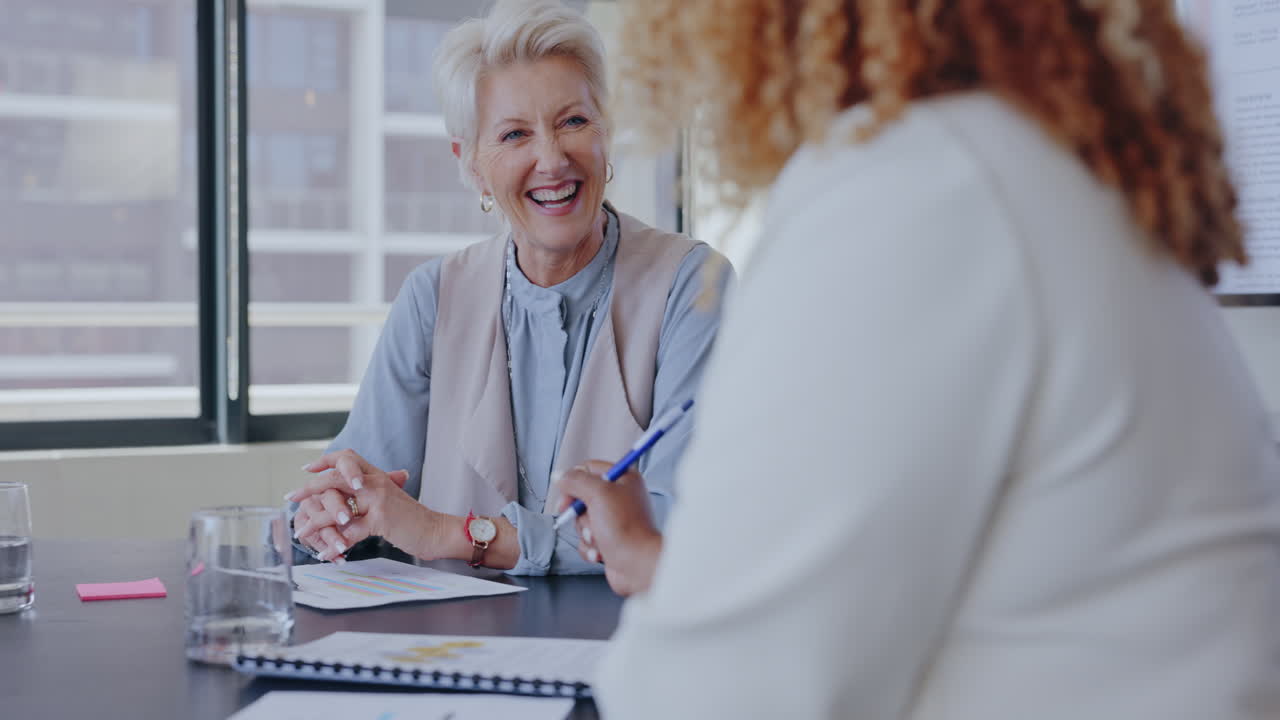 Besprechung, Kommunikation und Geschäftsfrauen im Gespräch