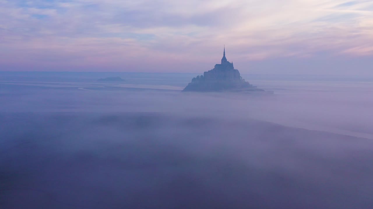 이른 아침 2에 안개와 안개에서 떠오르는 mont saint-michel france의 변덕스러운 놀라운 공중