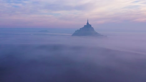 Moody-Increíble-Antena-De-Mont-Saint-Michel-Francia-Saliendo-De-La-Niebla-Y-La-Niebla-En-Las-Primeras-Horas-De-La-Mañana-2