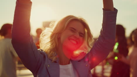 lachende vrouw geniet van een feestje met bier buiten. meisje dat op een feestje danst.