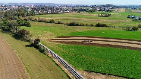 Amische-Landarbeiter,-Die-Ihre-Felder-Organisch-Düngen,-Wie-Von-Einer-Drohne-Gesehen