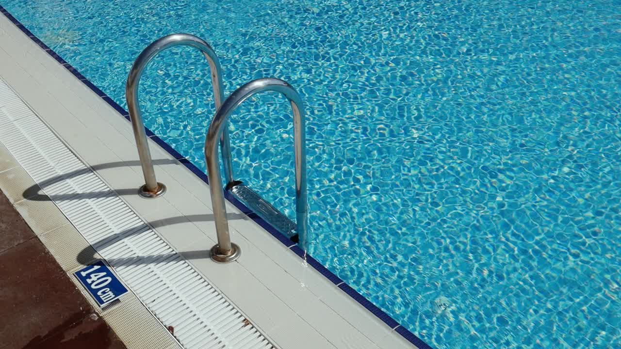 Gribebøjler stige i swimmingpoolen