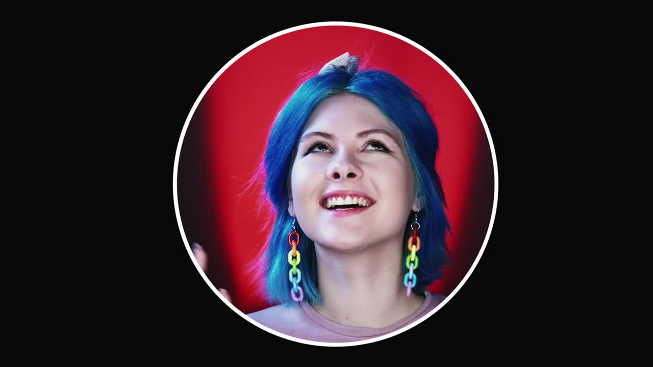 una mujer que habla, un discurso publicitario, un avatar amistoso.