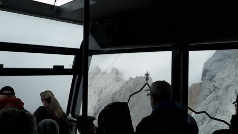 Gondola-ride-through-high-mountains-in-Germany