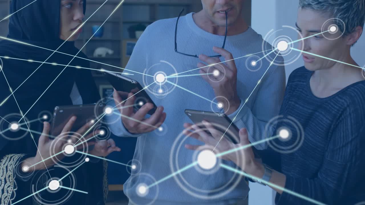 Una mujer tocando una tablet y un equipo deslizando teléfonos, formando una superposición de red luminosa para el trabajo en equipo empresarial.