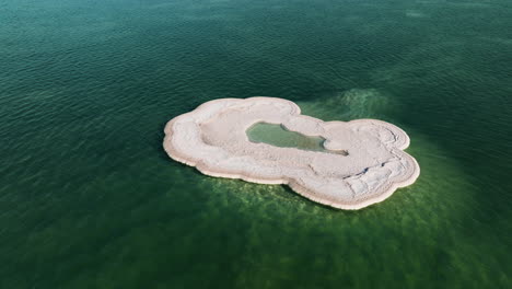 Asombrosa-Isla-De-Sal-Aislada-Flotando-En-El-Mar-Muerto-En-Israel