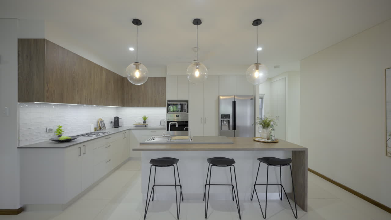 cocina contemporánea de planta abierta, banco de isla y área de desayuno